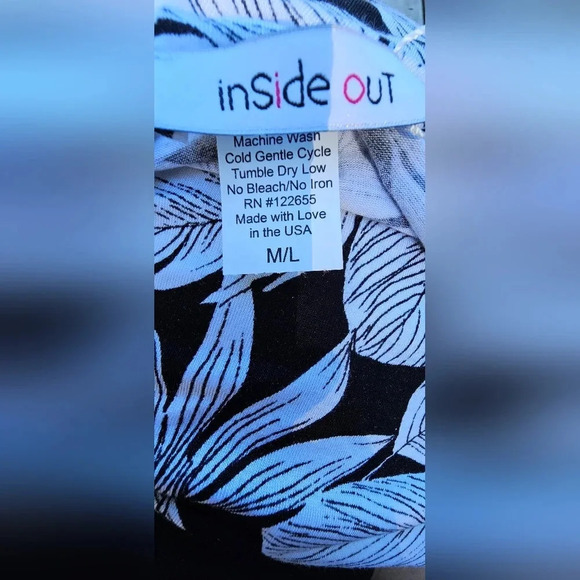NEW-M/L Inside Out Black & White Top. Light Material w/Batwing Sleeves.​​​​ - Picture 5 of 5
